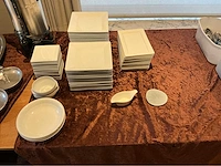 Lot borden, tassen kommen servies, glaswerk en bestek (677x) - afbeelding 5 van  16