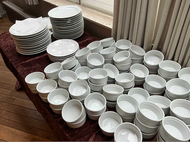 Lot borden, tassen kommen servies, glaswerk en bestek (677x) - afbeelding 7 van  16