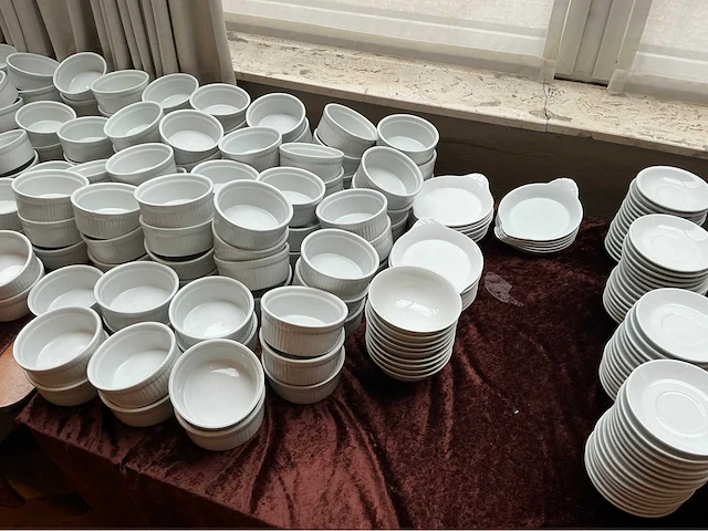 Lot borden, tassen kommen servies, glaswerk en bestek (677x) - afbeelding 8 van  16