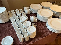 Lot borden, tassen kommen servies, glaswerk en bestek (677x) - afbeelding 1 van  16