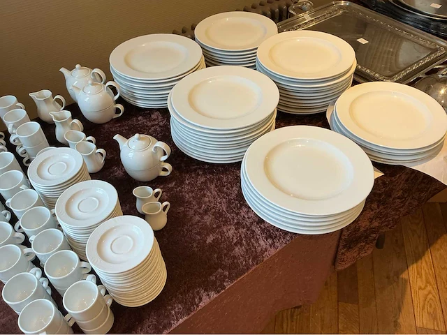 Lot borden, tassen kommen servies, glaswerk en bestek (677x) - afbeelding 9 van  16