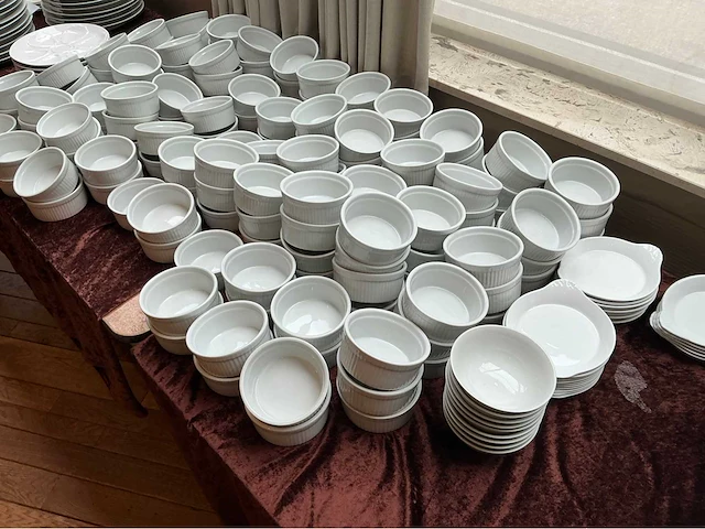 Lot borden, tassen kommen servies, glaswerk en bestek (677x) - afbeelding 11 van  16