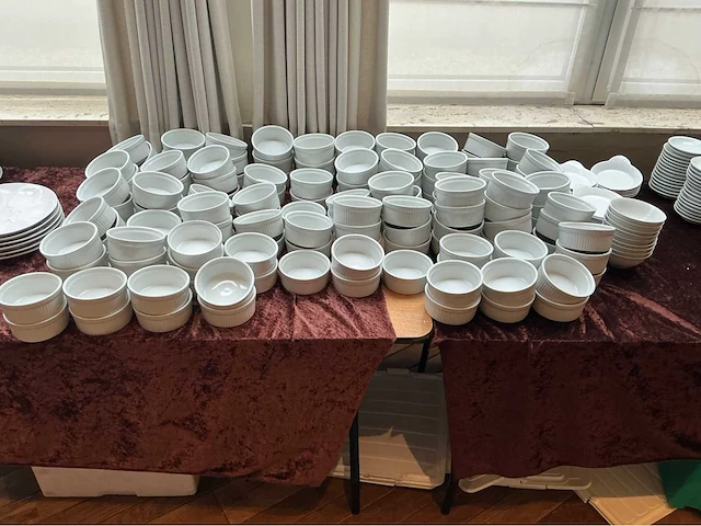Lot borden, tassen kommen servies, glaswerk en bestek (677x) - afbeelding 15 van  16