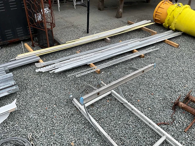 Lot bouwmatrialen - afbeelding 34 van  50
