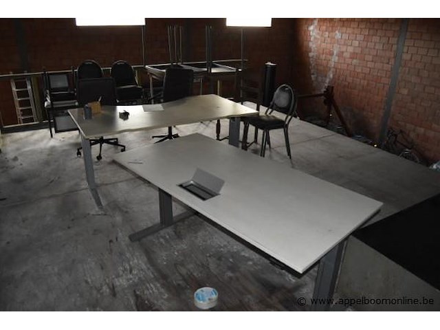 Lot bureelmateriaal wo tafels en stoelen - afbeelding 1 van  3