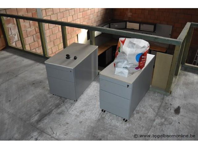 Lot bureelmateriaal wo tafels en stoelen - afbeelding 2 van  3