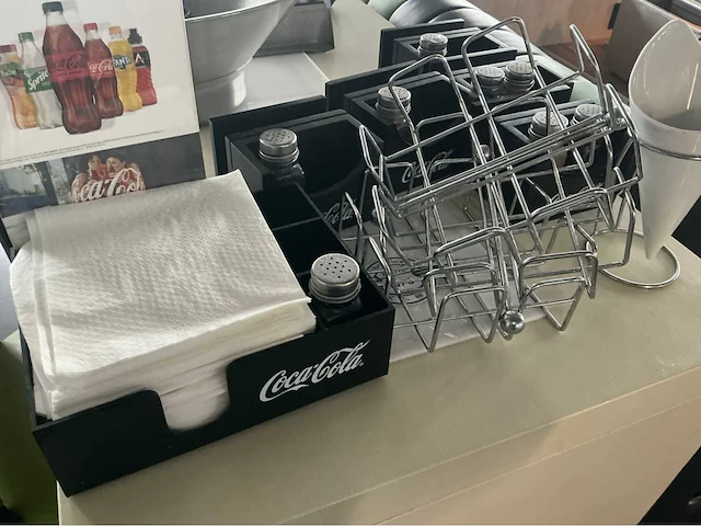 Lot coca cola kaart en zout en pepervatjes houder overige restaurantinrichting - afbeelding 1 van  3