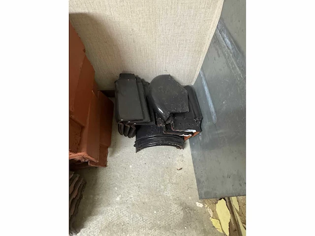 Lot dakpannen en gereedschap - afbeelding 1 van  13