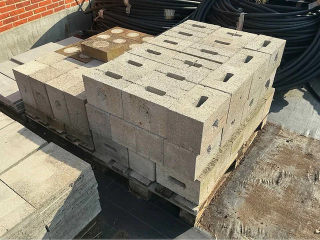 Lot dals en betonblokken bouwsteen - afbeelding 1 van  5