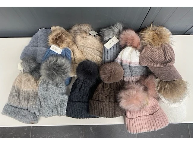 Lot damesmutsen - 15 stuks - gevoerd -mix kleuren en modellen - one size - zeer goede kwaliteit - met label - afbeelding 1 van  10