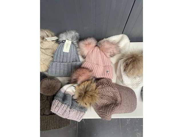 Lot damesmutsen - 15 stuks - gevoerd -mix kleuren en modellen - one size - zeer goede kwaliteit - met label - afbeelding 9 van  10