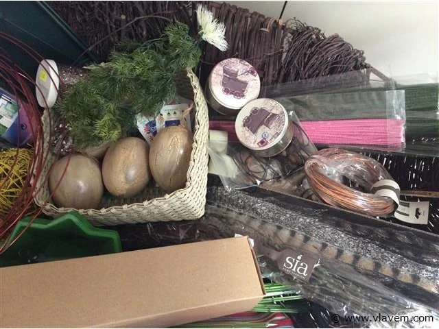 Lot decoratiemateriaal in mand - afbeelding 2 van  3