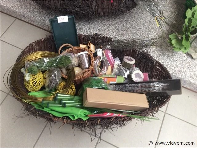 Lot decoratiemateriaal in mand - afbeelding 1 van  3