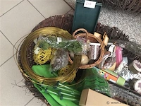 Lot decoratiemateriaal in mand - afbeelding 2 van  3