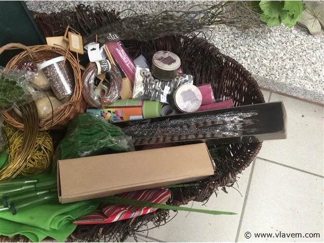 Lot decoratiemateriaal in mand - afbeelding 3 van  3