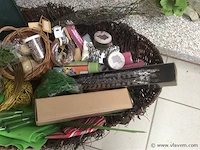 Lot decoratiemateriaal in mand - afbeelding 3 van  3