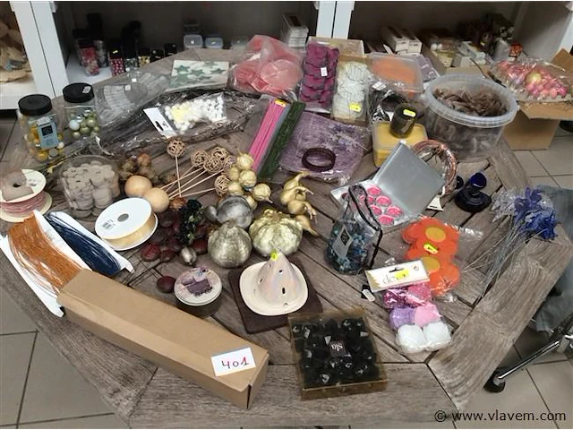 Lot decoratiemateriaal op tafel - afbeelding 1 van  5