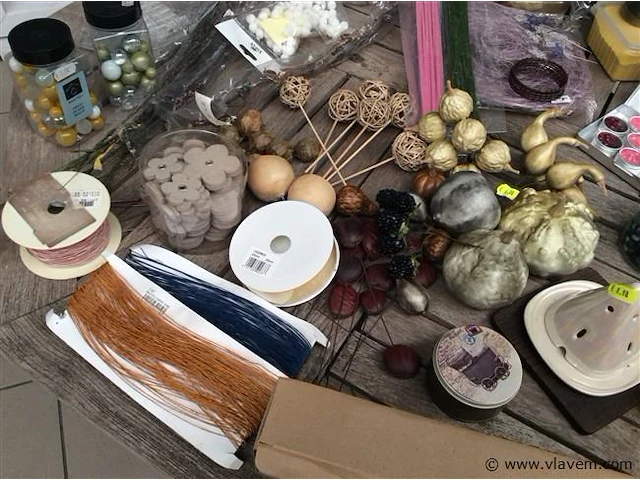 Lot decoratiemateriaal op tafel - afbeelding 2 van  5