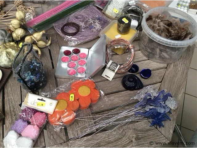 Lot decoratiemateriaal op tafel - afbeelding 3 van  5