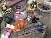 Lot decoratiemateriaal op tafel - afbeelding 3 van  5
