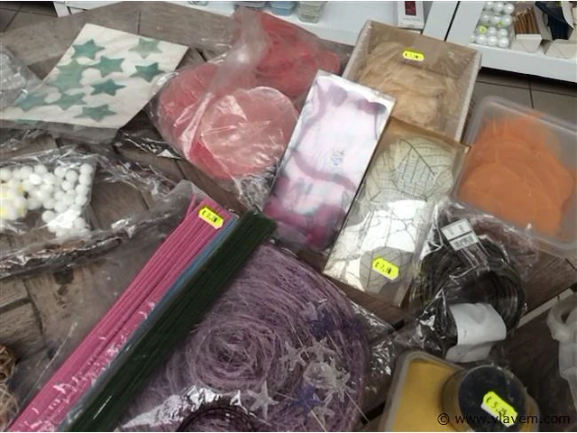 Lot decoratiemateriaal op tafel - afbeelding 4 van  5