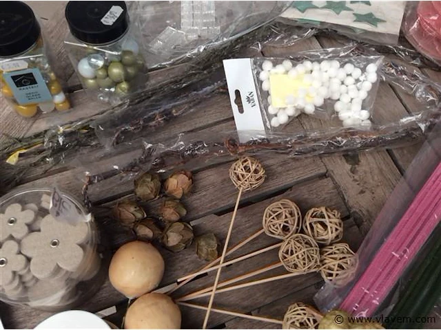 Lot decoratiemateriaal op tafel - afbeelding 5 van  5