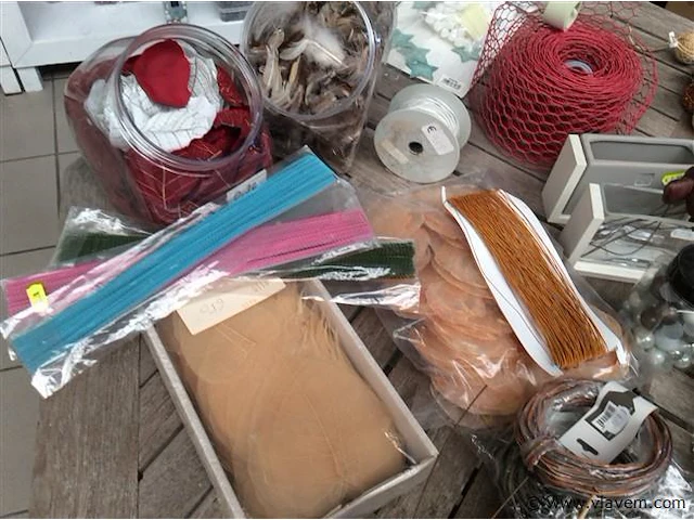 Lot decoratiemateriaal op tafel - afbeelding 2 van  5