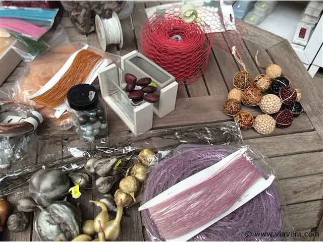 Lot decoratiemateriaal op tafel - afbeelding 3 van  5