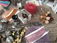 Lot decoratiemateriaal op tafel - afbeelding 3 van  5