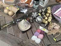 Lot decoratiemateriaal op tafel - afbeelding 4 van  5