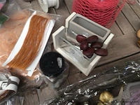 Lot decoratiemateriaal op tafel - afbeelding 5 van  5