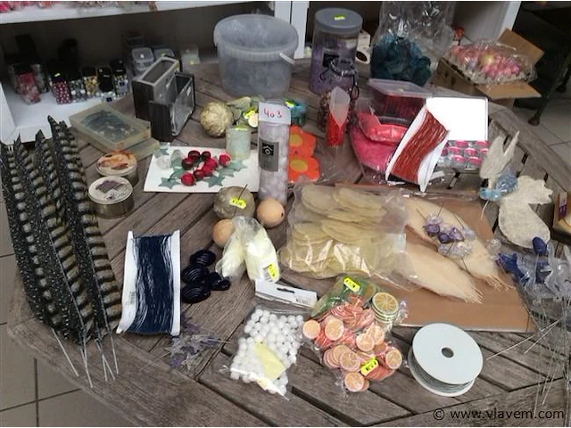 Lot decoratiemateriaal op tafel - afbeelding 1 van  5
