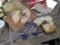 Lot decoratiemateriaal op tafel - afbeelding 2 van  5