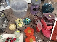 Lot decoratiemateriaal op tafel - afbeelding 4 van  5