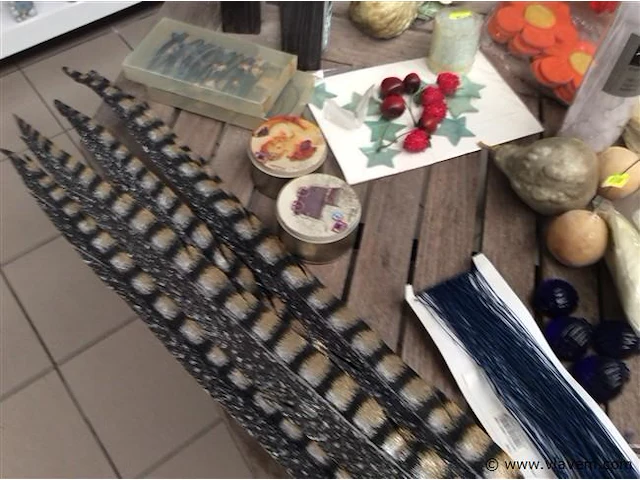 Lot decoratiemateriaal op tafel - afbeelding 5 van  5