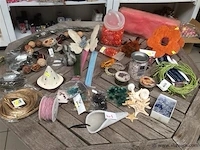 Lot decoratiemateriaal op tafel - afbeelding 1 van  5