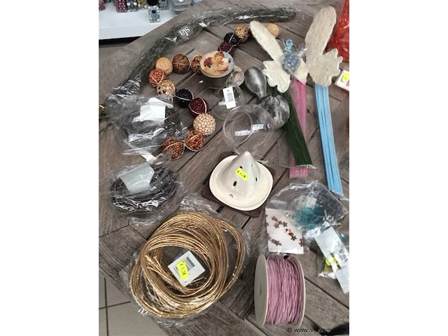 Lot decoratiemateriaal op tafel - afbeelding 2 van  5
