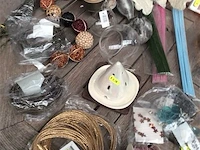Lot decoratiemateriaal op tafel - afbeelding 2 van  5