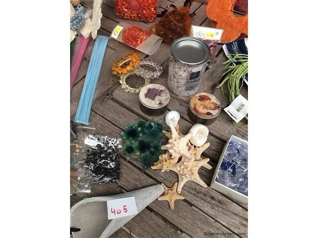 Lot decoratiemateriaal op tafel - afbeelding 3 van  5