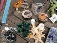 Lot decoratiemateriaal op tafel - afbeelding 3 van  5