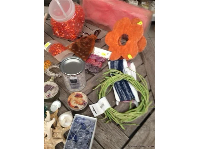 Lot decoratiemateriaal op tafel - afbeelding 4 van  5