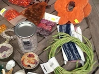 Lot decoratiemateriaal op tafel - afbeelding 4 van  5