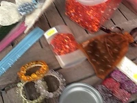 Lot decoratiemateriaal op tafel - afbeelding 5 van  5