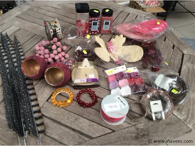 Lot decoratiemateriaal op tafel - afbeelding 1 van  4