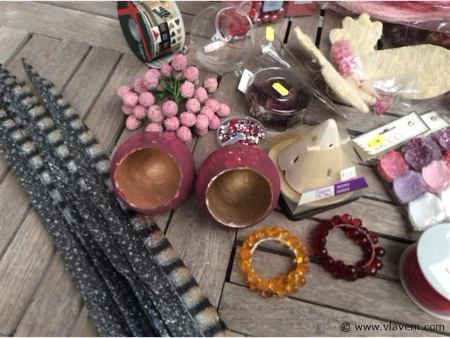 Lot decoratiemateriaal op tafel - afbeelding 2 van  4