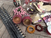 Lot decoratiemateriaal op tafel - afbeelding 2 van  4