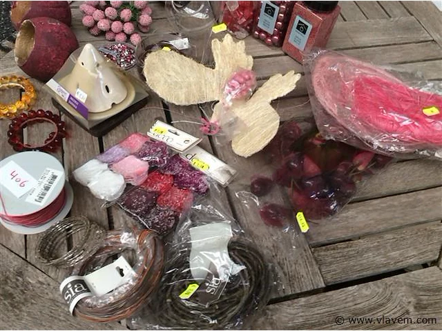 Lot decoratiemateriaal op tafel - afbeelding 3 van  4