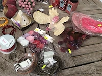 Lot decoratiemateriaal op tafel - afbeelding 3 van  4