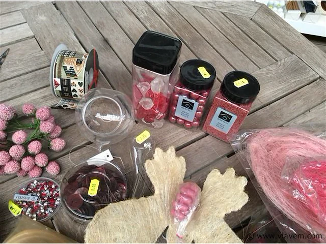 Lot decoratiemateriaal op tafel - afbeelding 4 van  4