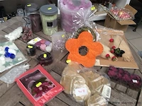Lot decoratiemateriaal op tafel - afbeelding 1 van  4